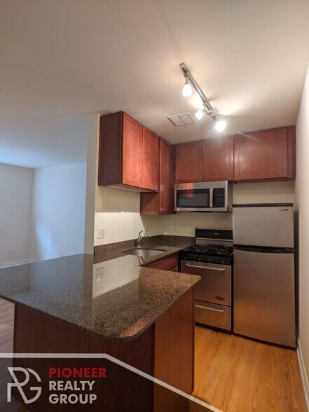 Building Photo - 643 W Wrightwood Ave