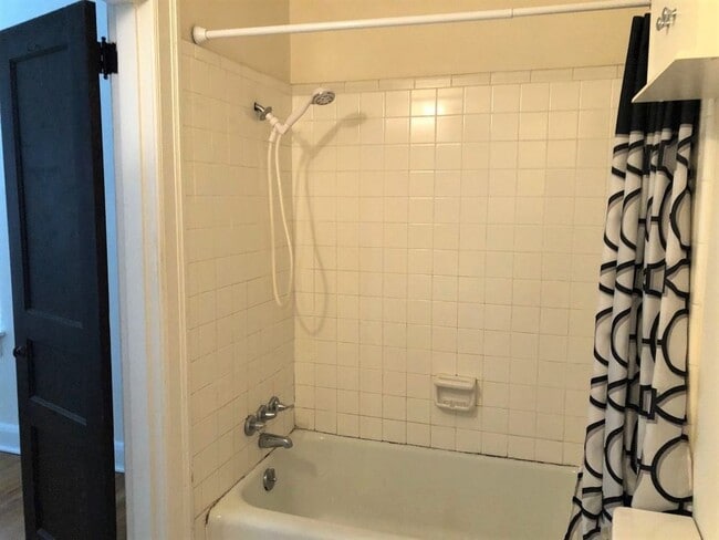 Building Photo - Historic 1 BR/1 BA Upstairs Apartment