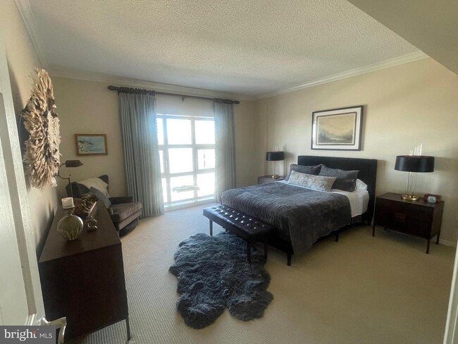 Building Photo - 250 S President St