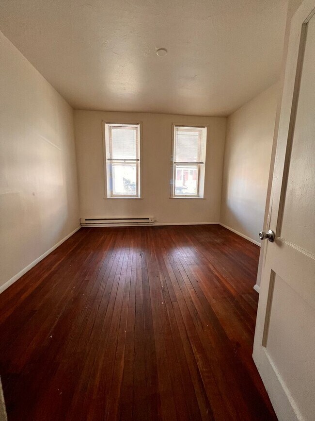 Building Photo - 808 W King St