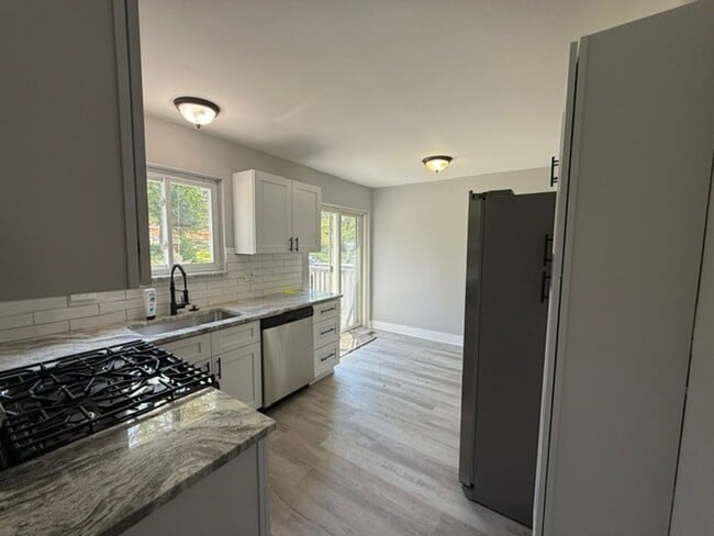 Building Photo - 2 bedroom 1.5 bathroom townhouse - Availab...