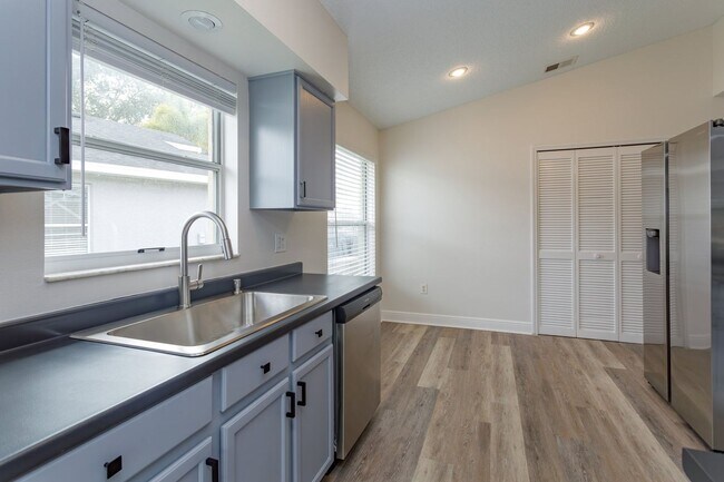 Building Photo - Charming 3-Bedroom Home for Rent in South ...