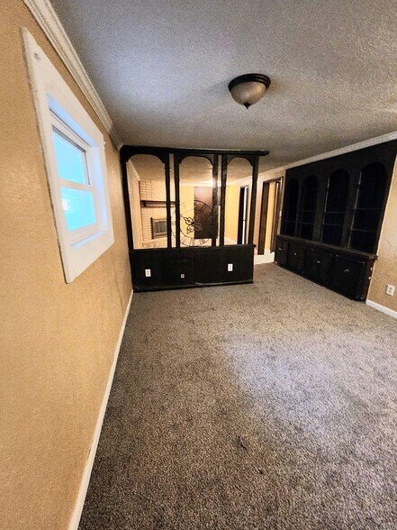 Basement - 7325 N Brooklyn Ave