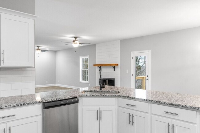 Building Photo - 4 Bedroom 3 Bath Pet Friendly Home For Rent!