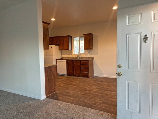 Building Photo - 220 S Elk St