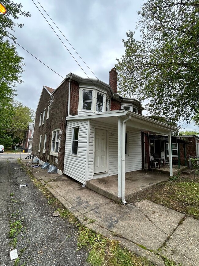 Building Photo - 19 E Ingham Ave