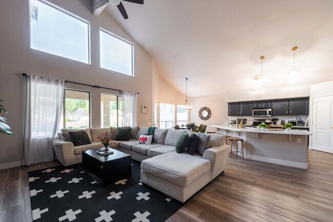 Building Photo - 5924 E Woodridge Dr