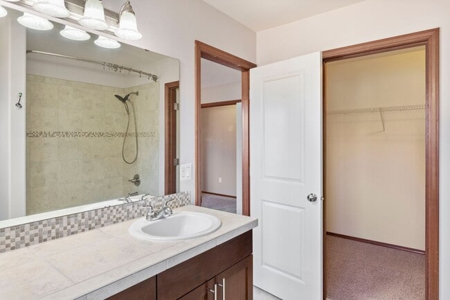 Building Photo - 4 Bed 2.5 Bath - Small Dog - Fully Fenced Yard - NAS Whidbey