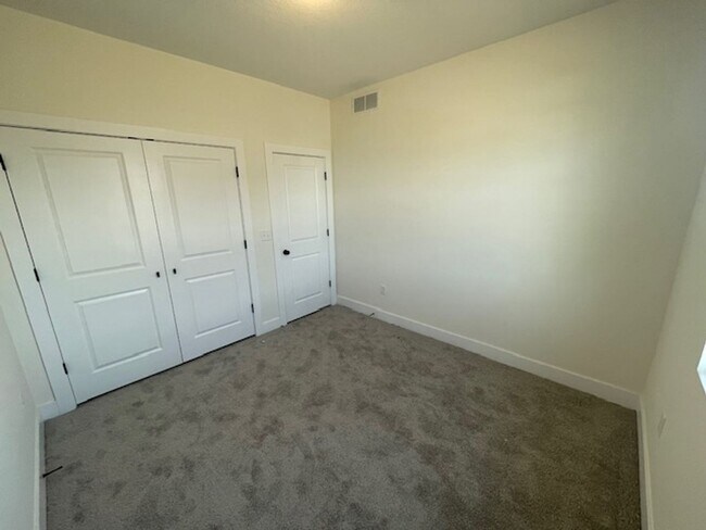 Building Photo - 5103/05 S Chase Ave