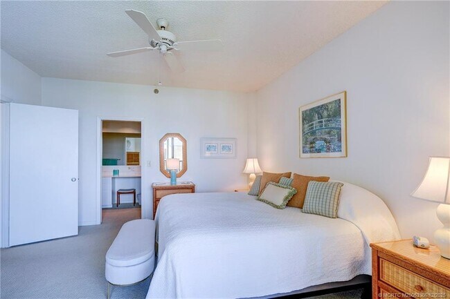 Building Photo - 221 NE Plantation Rd