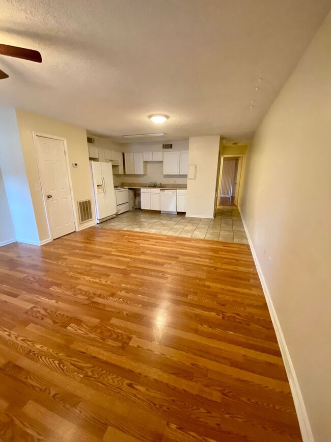 Building Photo - SUPER CUTE! 1st Floor 1 Bedroom/ 1 Bath Co...