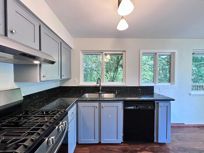 Building Photo - Large 3 Bed, 2 Bath, Sanctuary!