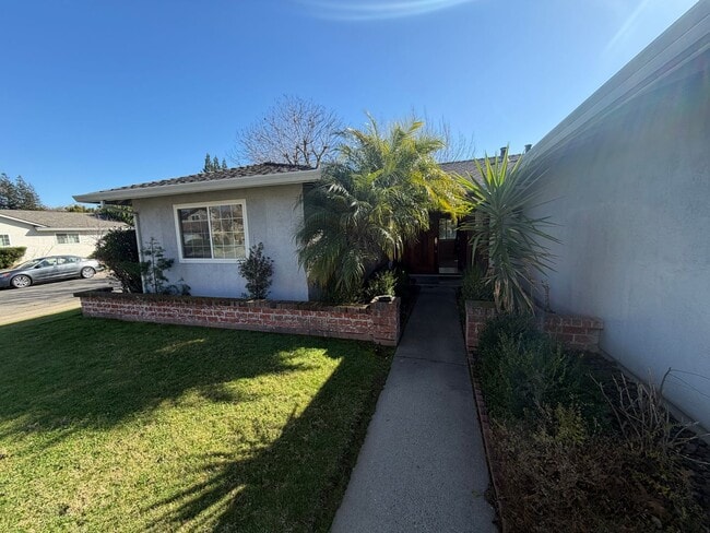 Building Photo - 3 Bedroom | 2 Bathroom | Single family with pool