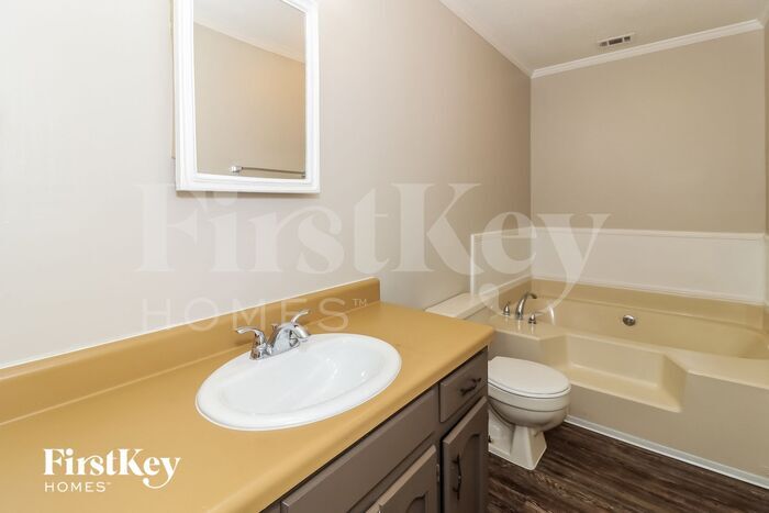 Building Photo - 3210 Oakbrook Ln