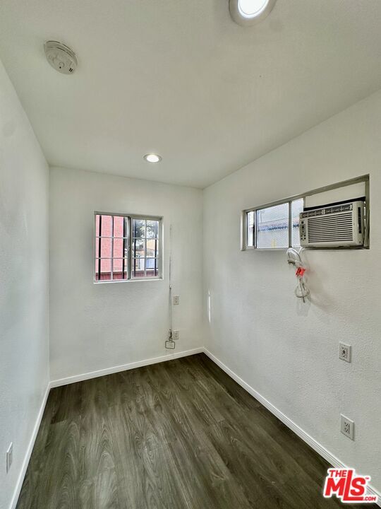 Building Photo - 523 1/2 W 56th St