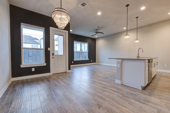 Building Photo - 11010 Cres Light Way