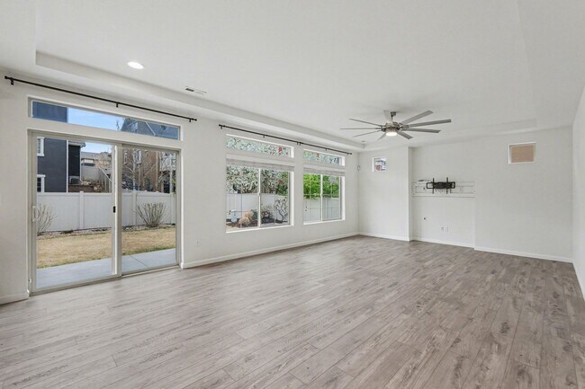 Building Photo - Stunning 4bed/3bath Oakwood Model Home in Erie