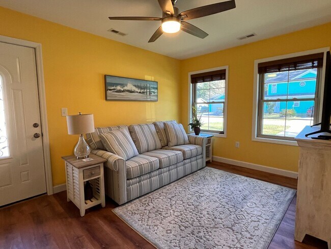 Building Photo - Furnished 2 Bedroom Duplex, Utilities Included, Available August 2026 Through May 2027!