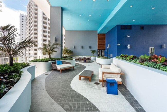 Building Photo - 1300 Brickell Bay Dr