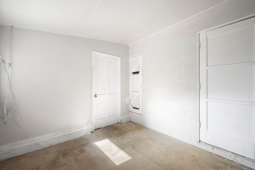 Building Photo - 16026 Valerio St