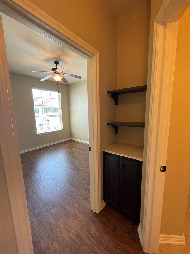 Building Photo - Gorgeous 3-bed/1-bath with garage!