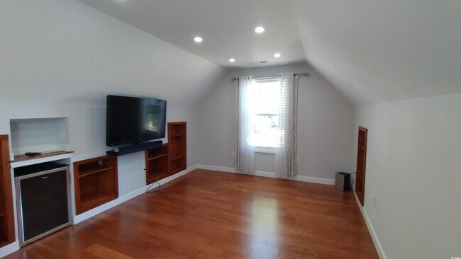 Building Photo - 710 Yucca Ave