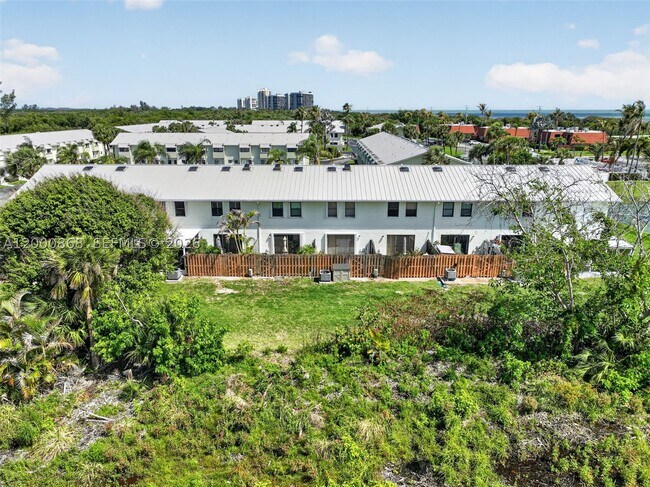 Building Photo - 9425 S Ocean Dr