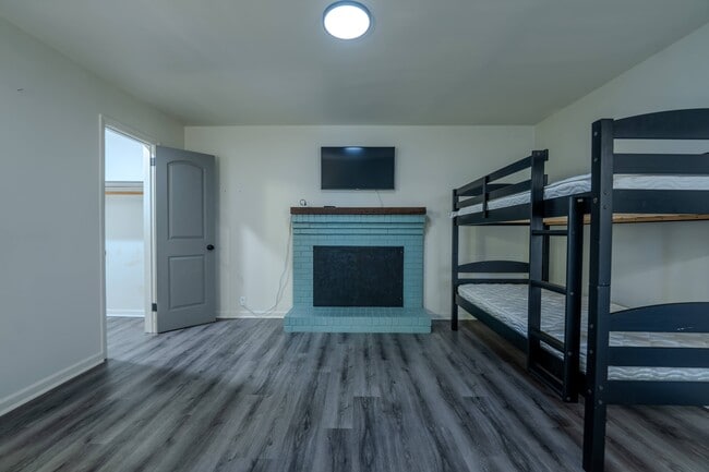 Building Photo - 1021 Plainview Dr