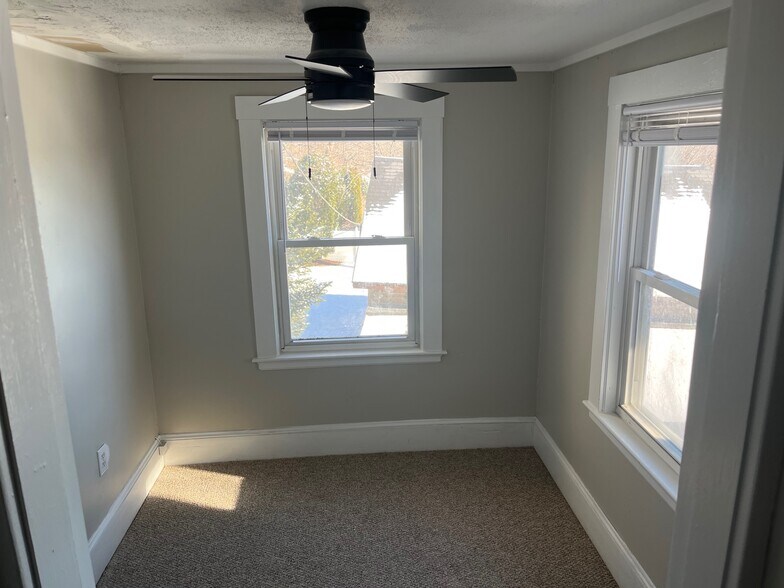 bonus room/office - 162 Montvale Ave