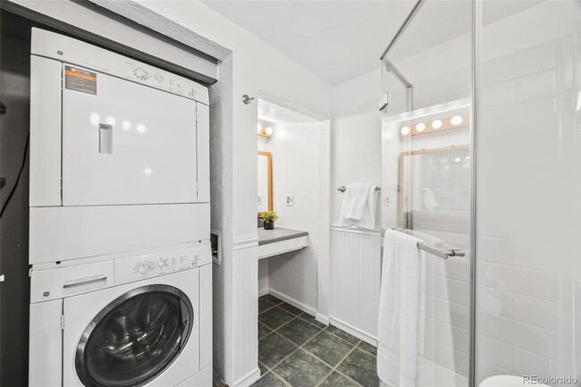 Building Photo - "Spacious 5-Bedroom Gem with Hardwood Floors & Cozy Fireplace in Denver's Heart!"