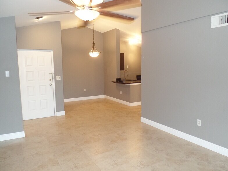 Building Photo - 2820 N Oakland Forest Dr