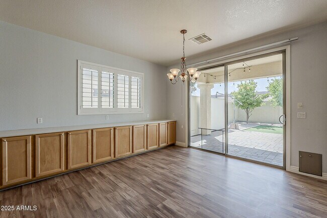 Building Photo - 927 W Azalea Pl