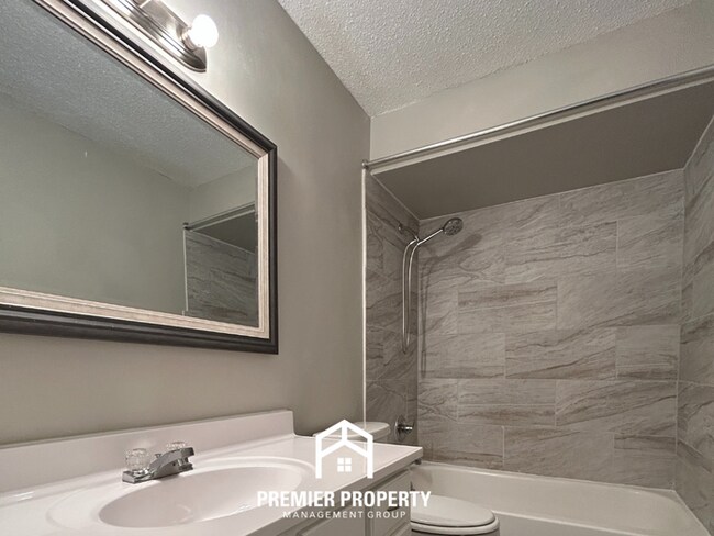 Building Photo - Spacious 5 Bedroom Home for Rent in Southaven, MS | Hardwood Floors, Fireplace & Fenced Yard