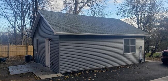 Building Photo - 453 Vineyard Ave