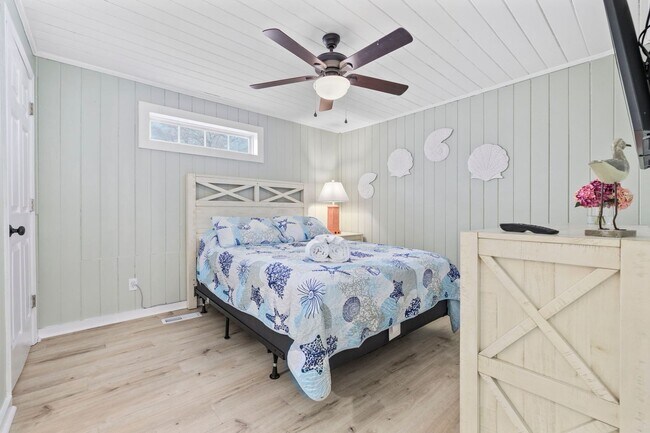 Building Photo - Gorgeous Totally Remodeled 3/2 in Garden C...