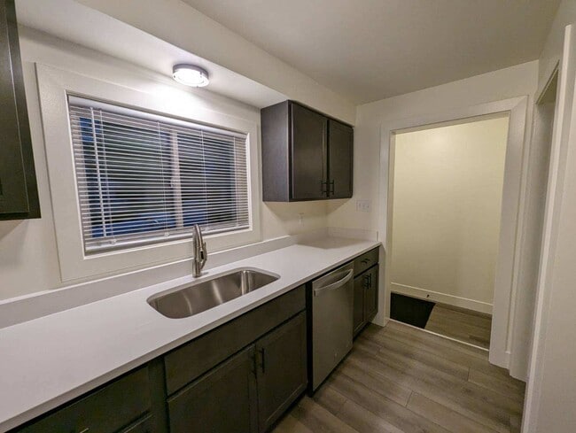 Building Photo - 622 S Woodland Ave