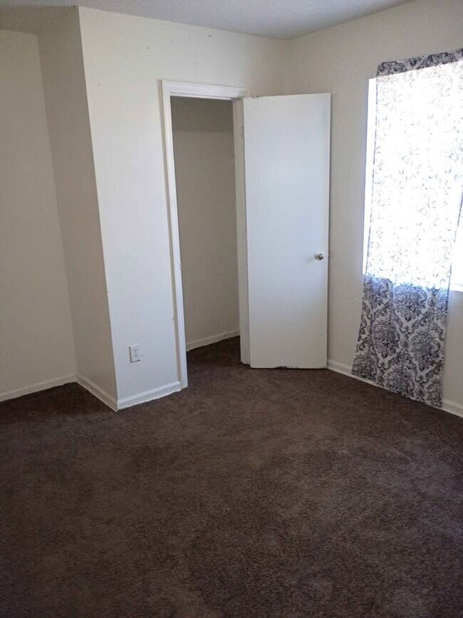 Building Photo - 705 S Van Buren St