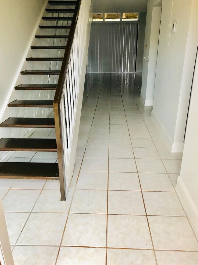 Building Photo - 1640 W Golfview Dr