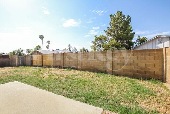 Building Photo - 3742 W Altadena Ave