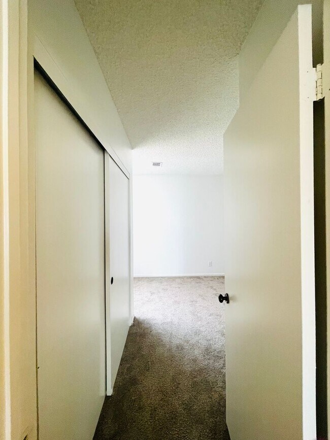 Building Photo - Tri-Level Seaview Condo with Amazing Ocean Views!