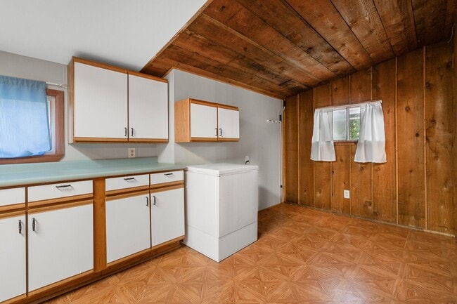 Building Photo - 136 Locust St