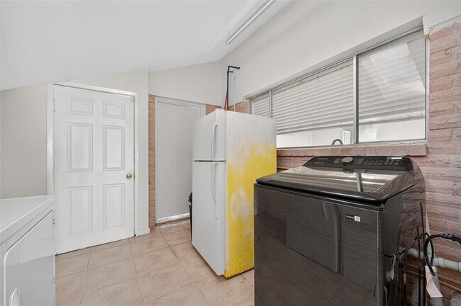 Building Photo - 23223 Naples Dr