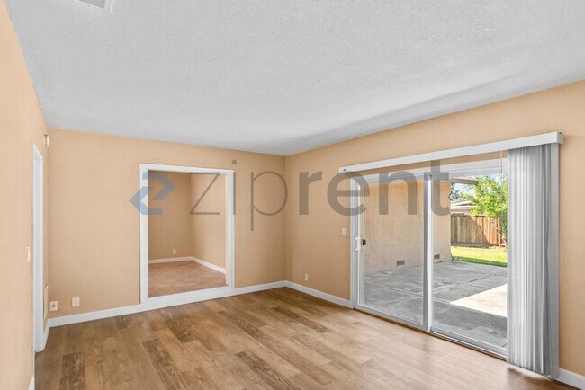 Building Photo - Unit