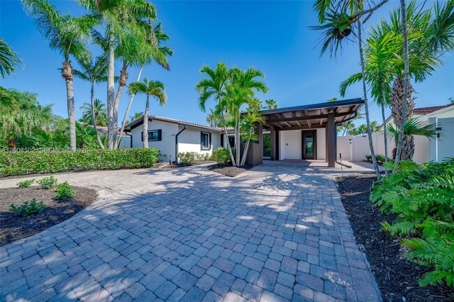 Building Photo - 1704 SW 5th Ct