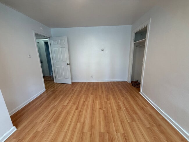 Building Photo - Luxury Home - South Side Flats