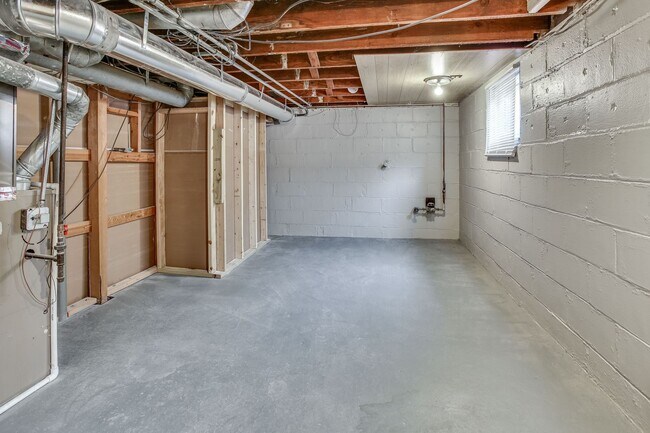 Building Photo - Charming Aksarben Gem