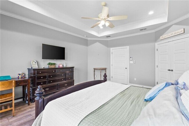 Building Photo - Spacious 4 or 5 Bedroom Home for Rent | Desirable Southside Location