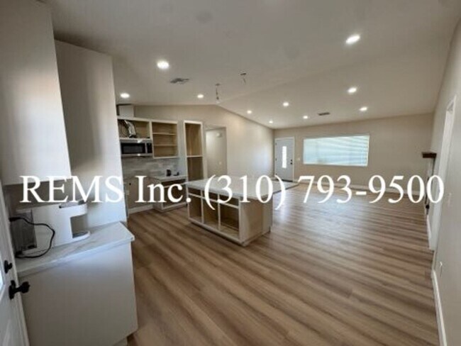 Building Photo - Remodeled Hersperia Front House with Laund...