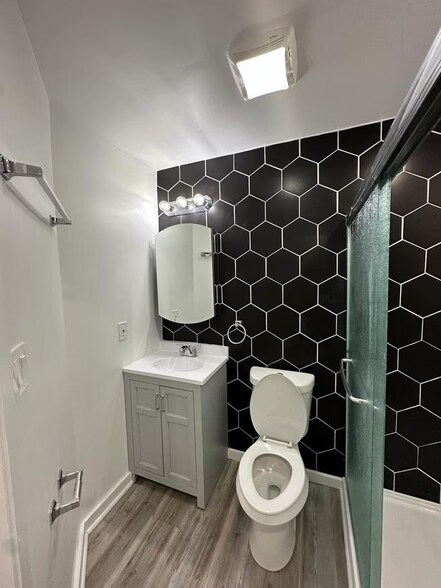 Building Photo - 3370 Parkview Ave