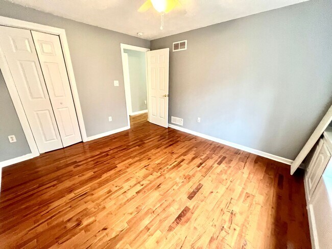 Building Photo - Sewickley Heights - Gorgeous Townhouse - 3...